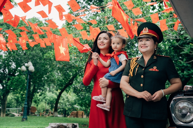 Mai Ngọc, Huyền Lizzie và nhiều nghệ sĩ thướt tha trong tà áo dài mừng ngày đại lễ - Ảnh 8. Mai Ngọc, Huyền Lizzie và nhiều nghệ sĩ thướt tha trong tà áo dài mừng ngày đại lễ - Ảnh 8.
