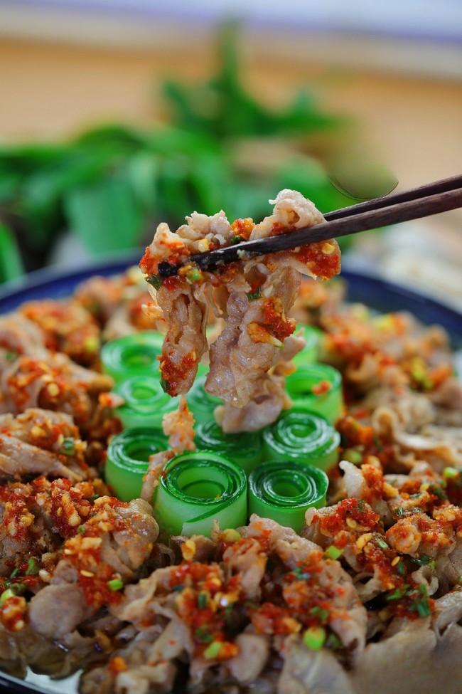 Công thức &quot;gây nghiện&quot;: Món thịt bò cuộn sốt tỏi ngon đến mức đồng nghiệp và hàng xóm tranh nhau xin ăn - Ảnh 1.