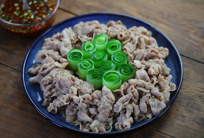 Công thức &quot;gây nghiện&quot;: Món thịt bò cuộn sốt tỏi ngon đến mức đồng nghiệp và hàng xóm tranh nhau xin ăn - Ảnh 6.