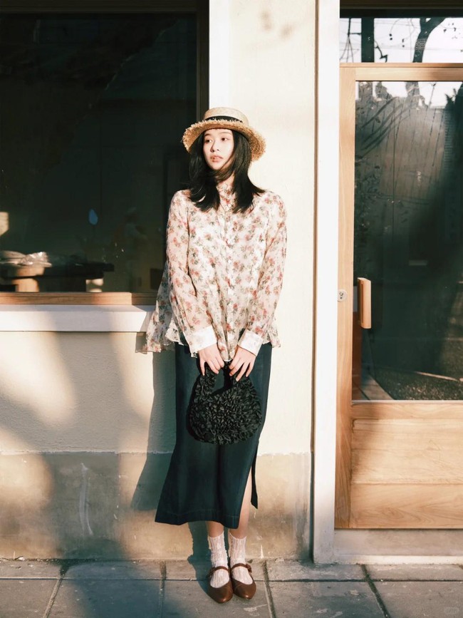 Đầu hè không thể thiếu: Váy denim – "thần phẩm" giúp trẻ hóa, dễ phối, che khuyết điểm và mang lại vẻ ngoài tươi trẻ - Ảnh 10. Đầu hè không thể thiếu: Váy denim – "thần phẩm" giúp trẻ hóa, dễ phối, che khuyết điểm và mang lại vẻ ngoài tươi trẻ - Ảnh 10.