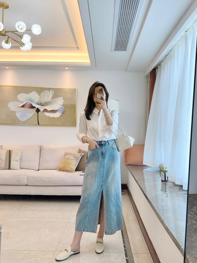 Đầu hè không thể thiếu: Váy denim – "thần phẩm" giúp trẻ hóa, dễ phối, che khuyết điểm và mang lại vẻ ngoài tươi trẻ - Ảnh 6. Đầu hè không thể thiếu: Váy denim – "thần phẩm" giúp trẻ hóa, dễ phối, che khuyết điểm và mang lại vẻ ngoài tươi trẻ - Ảnh 6.