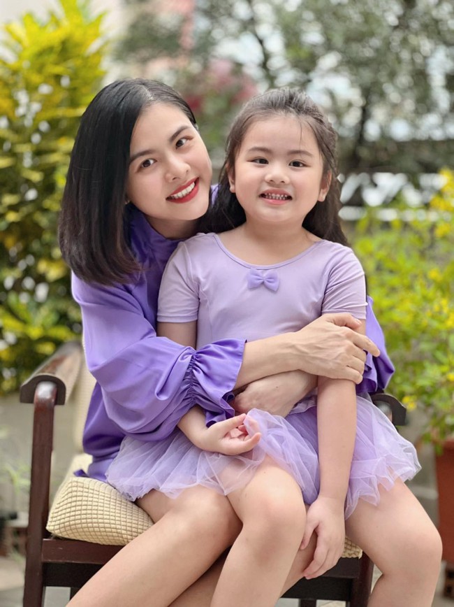Vân Trang khoe vở học đầu năm "đặc biệt" của con, phụ huynh ào ào hỏi chỗ mua: Sự thật được tiết lộ mới bất ngờ! - Ảnh 2. Vân Trang khoe vở học đầu năm "đặc biệt" của con, phụ huynh ào ào hỏi chỗ mua: Sự thật được tiết lộ mới bất ngờ! - Ảnh 2.