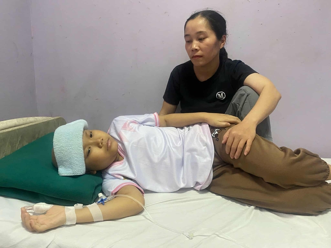 Xót xa hoàn cảnh của người phụ nữ vừa mất con, đứa còn lại mắc bệnh hiểm nghèo, chồng tai nạn - Ảnh 1.