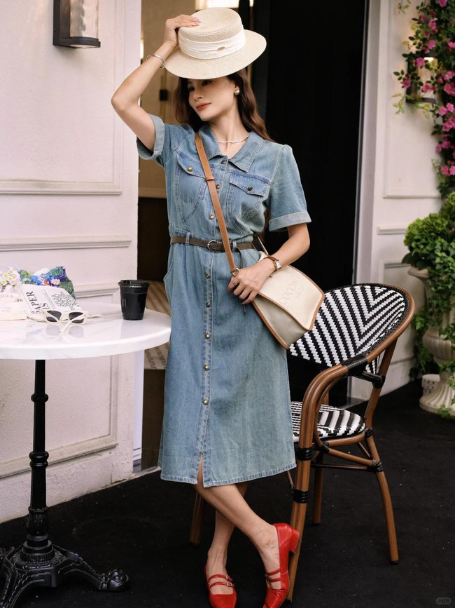 Đầu hè không thể thiếu: Váy denim – "thần phẩm" giúp trẻ hóa, dễ phối, che khuyết điểm và mang lại vẻ ngoài tươi trẻ - Ảnh 3. Đầu hè không thể thiếu: Váy denim – "thần phẩm" giúp trẻ hóa, dễ phối, che khuyết điểm và mang lại vẻ ngoài tươi trẻ - Ảnh 3.
