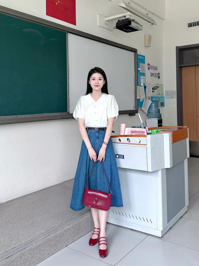 Đầu hè không thể thiếu: Váy denim – "thần phẩm" giúp trẻ hóa, dễ phối, che khuyết điểm và mang lại vẻ ngoài tươi trẻ - Ảnh 7. Đầu hè không thể thiếu: Váy denim – "thần phẩm" giúp trẻ hóa, dễ phối, che khuyết điểm và mang lại vẻ ngoài tươi trẻ - Ảnh 7.