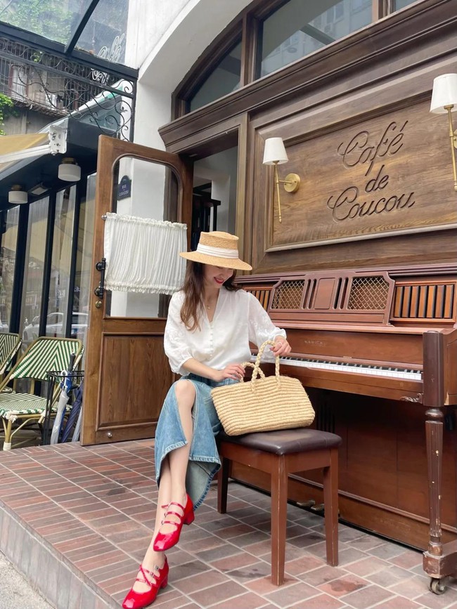 Đầu hè không thể thiếu: Váy denim – "thần phẩm" giúp trẻ hóa, dễ phối, che khuyết điểm và mang lại vẻ ngoài tươi trẻ - Ảnh 9. Đầu hè không thể thiếu: Váy denim – "thần phẩm" giúp trẻ hóa, dễ phối, che khuyết điểm và mang lại vẻ ngoài tươi trẻ - Ảnh 9.