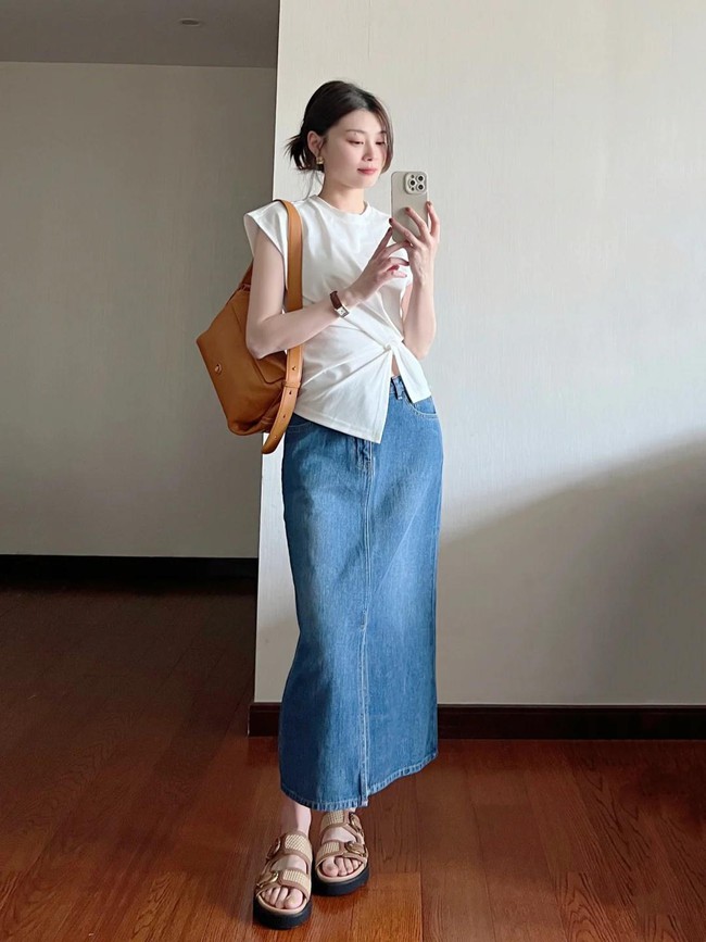 Đầu hè không thể thiếu: Váy denim – "thần phẩm" giúp trẻ hóa, dễ phối, che khuyết điểm và mang lại vẻ ngoài tươi trẻ - Ảnh 5. Đầu hè không thể thiếu: Váy denim – "thần phẩm" giúp trẻ hóa, dễ phối, che khuyết điểm và mang lại vẻ ngoài tươi trẻ - Ảnh 5.
