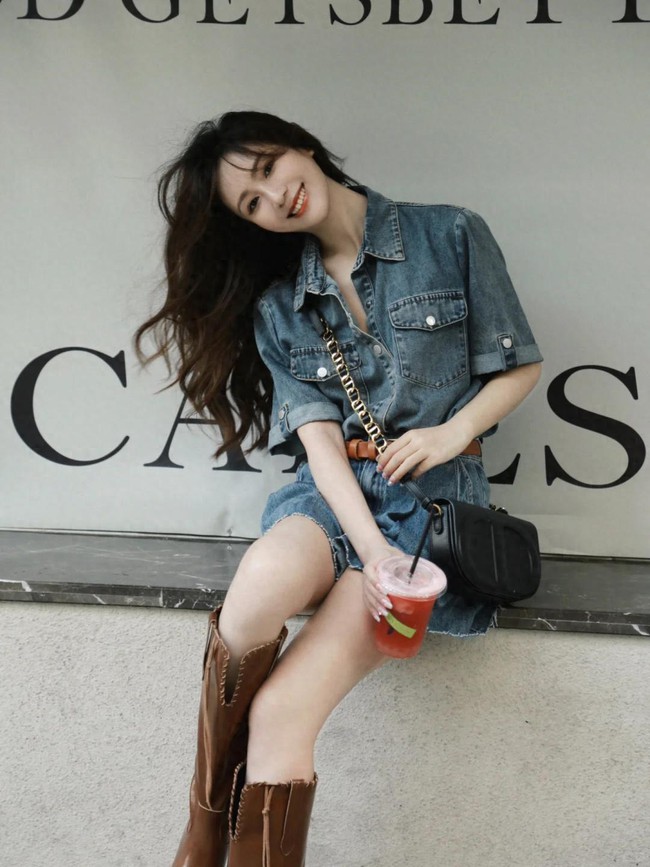 Đầu hè không thể thiếu: Váy denim – "thần phẩm" giúp trẻ hóa, dễ phối, che khuyết điểm và mang lại vẻ ngoài tươi trẻ - Ảnh 1. Đầu hè không thể thiếu: Váy denim – "thần phẩm" giúp trẻ hóa, dễ phối, che khuyết điểm và mang lại vẻ ngoài tươi trẻ - Ảnh 1.