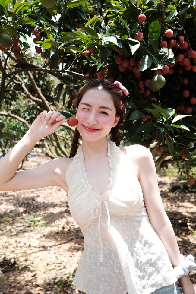 Hòa Minzy da trắng sáng, căng bóng nhờ chăm uống 1 loại nước trước khi đi ngủ: Phụ nữ tuổi 30 trở đi khuyến khích dùng để đẹp da, chống loãng xương - Ảnh 4. Hòa Minzy da trắng sáng, căng bóng nhờ chăm uống 1 loại nước trước khi đi ngủ: Phụ nữ tuổi 30 trở đi khuyến khích dùng để đẹp da, chống loãng xương - Ảnh 4.