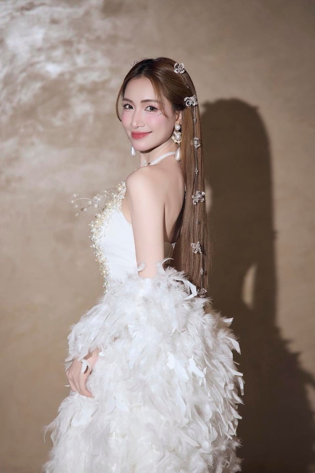 Hòa Minzy da trắng sáng, căng bóng nhờ chăm uống 1 loại nước trước khi đi ngủ: Phụ nữ tuổi 30 trở đi khuyến khích dùng để đẹp da, chống loãng xương - Ảnh 5. Hòa Minzy da trắng sáng, căng bóng nhờ chăm uống 1 loại nước trước khi đi ngủ: Phụ nữ tuổi 30 trở đi khuyến khích dùng để đẹp da, chống loãng xương - Ảnh 5.