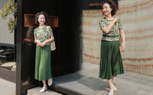 Phụ nữ trung niên đừng bỏ qua gam xanh lá: Giúp da trắng, dáng thon, thần thái hút hồn, trẻ ra cả chục tuổi! - Ảnh 1. Phụ nữ trung niên đừng bỏ qua gam xanh lá: Giúp da trắng, dáng thon, thần thái hút hồn, trẻ ra cả chục tuổi! - Ảnh 1.