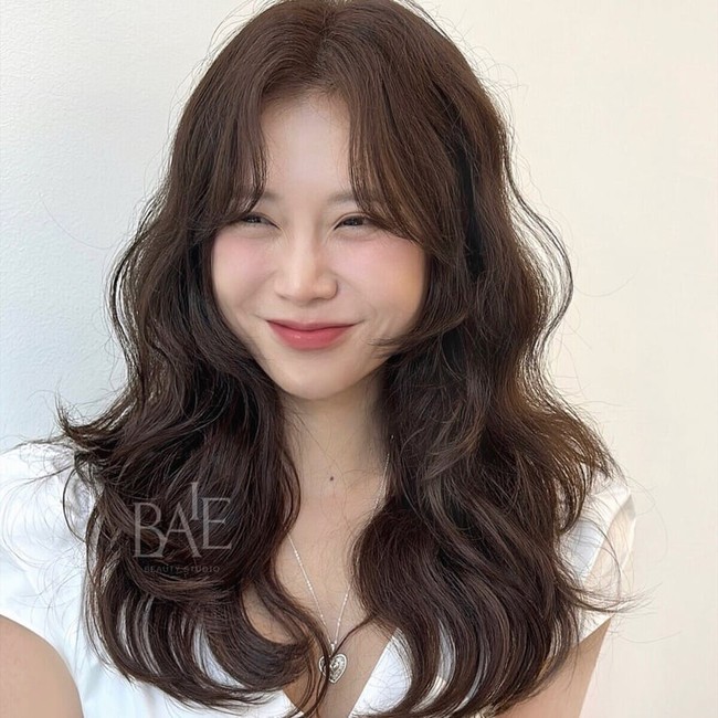 Mùa thu hợp nhất với tóc nâu xám: 8 lựa chọn không tẩy mà vẫn sang, che bạc khéo - Ảnh 2. Mùa thu hợp nhất với tóc nâu xám: 8 lựa chọn không tẩy mà vẫn sang, che bạc khéo - Ảnh 2.