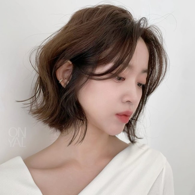 Kiểu mái nào cho tóc ngắn? 8 mẫu mái "chuẩn xinh" giúp gương mặt thon gọn, giai đoạn tóc mọc dài cũng dễ chăm - Ảnh 2. Kiểu mái nào cho tóc ngắn? 8 mẫu mái "chuẩn xinh" giúp gương mặt thon gọn, giai đoạn tóc mọc dài cũng dễ chăm - Ảnh 2.