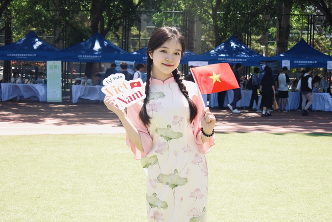Từ nơi xa hướng về Tổ Quốc: Một chiếc áo dài, một lá cờ nhỏ, du học sinh Việt thắp lên ngọn lửa yêu nước - Ảnh 5. Từ nơi xa hướng về Tổ Quốc: Một chiếc áo dài, một lá cờ nhỏ, du học sinh Việt thắp lên ngọn lửa yêu nước - Ảnh 5.