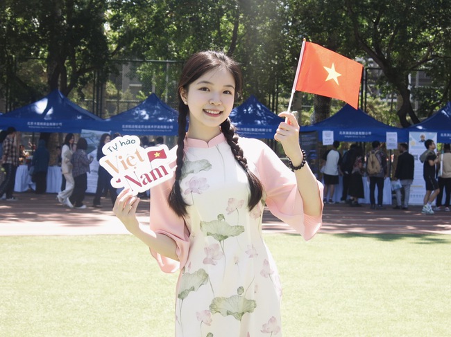 Từ nơi xa hướng về Tổ Quốc: Một chiếc áo dài, một lá cờ nhỏ, du học sinh Việt thắp lên ngọn lửa yêu nước - Ảnh 4. Từ nơi xa hướng về Tổ Quốc: Một chiếc áo dài, một lá cờ nhỏ, du học sinh Việt thắp lên ngọn lửa yêu nước - Ảnh 4.