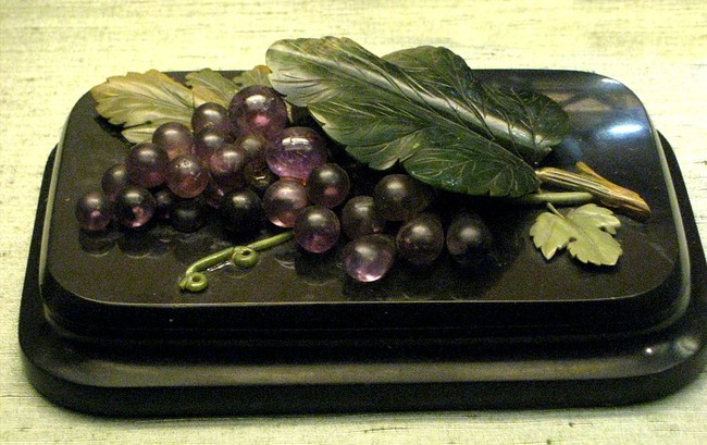 1024px-paperweightgrapesfersmanmuseum-1754286351321550739223.jpg