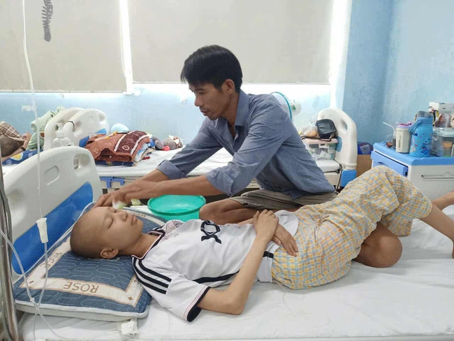 Người cha cầu mong sự giúp đỡ, níu kéo sự sống cho con gái mang trọng bệnh - Ảnh 1.