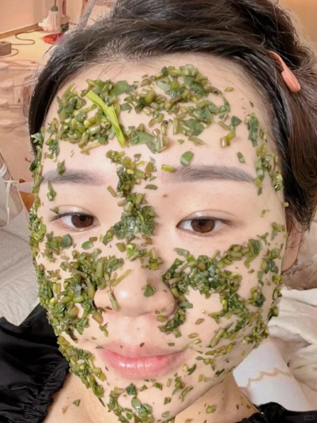 Tôi đắp rau sam mỗi ngày và nám mờ dần đi lúc nào không hay - Ảnh 2. Tôi đắp rau sam mỗi ngày và nám mờ dần đi lúc nào không hay - Ảnh 2.