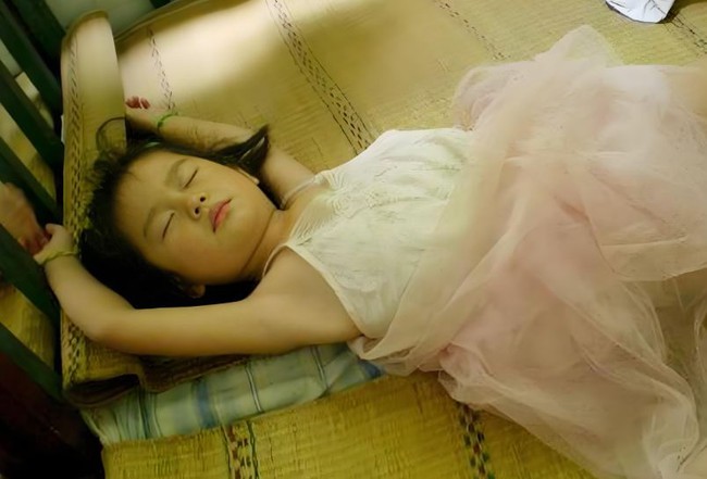 Bất ngờ: 5 kiểu tư thế ngủ sau tiết lộ tính cách của con, bố mẹ có thể tham khảo để điều chỉnh cách nuôi dạy! - Ảnh 1.
