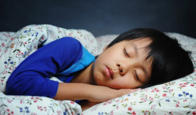 Cảnh báo: Hãy để ý lúc con bạn ngủ, nếu có những dấu hiệu này thì có thể IQ sẽ bị suy giảm! - Ảnh 1.