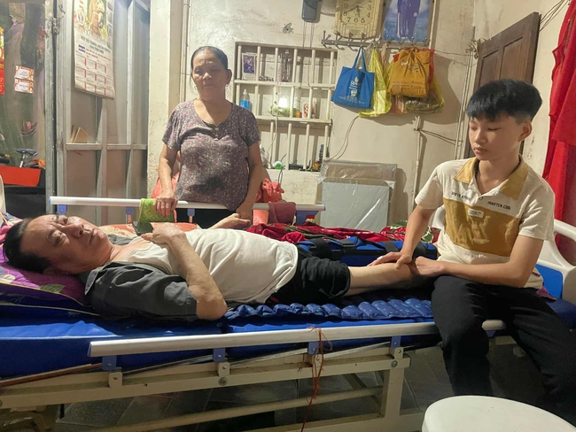 Nam sinh lớp 7 mồ côi cha mẹ, chăm ông liệt giường trong cảnh khó khăn - Ảnh 5.