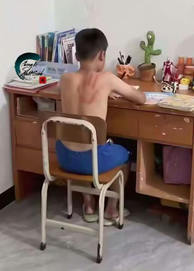 Bức ảnh cậu bé ngồi học ngay ngắn gây bão mạng: Nhiều người định khen thì vội &quot;quay xe&quot; vì 1 chi tiết... sai sai! - Ảnh 1.
