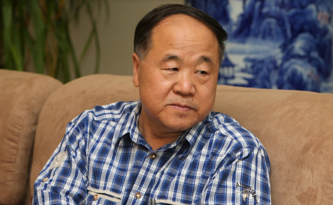Bán rau đắt hơn giá bình thường, nhà văn đạt giải Nobel bị mẹ nói thẳng 1 câu: Ông nghe xong &quot;ám ánh&quot; cả đời! - Ảnh 1.
