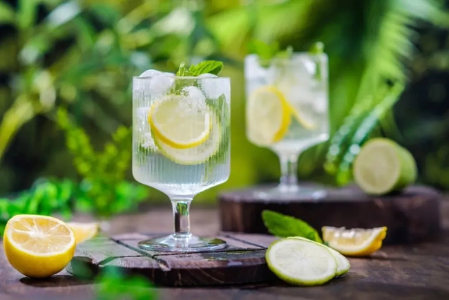 Ai cũng nghĩ hại nhưng ăn đá lạnh đúng cách lại tốt nhờ 3 lý do này! - Ảnh 1. Ai cũng nghĩ hại nhưng ăn đá lạnh đúng cách lại tốt nhờ 3 lý do này! - Ảnh 1.