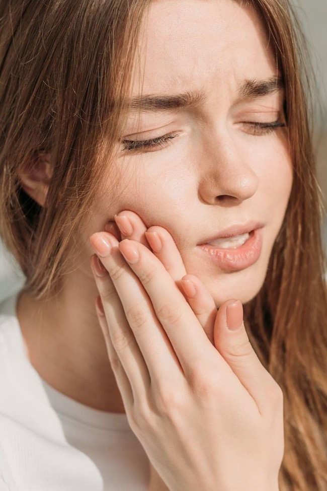 Niềng răng sai cách: Gây lệch mặt, sưng hàm, đau khớp - Ảnh 1. Niềng răng sai cách: Gây lệch mặt, sưng hàm, đau khớp - Ảnh 1.