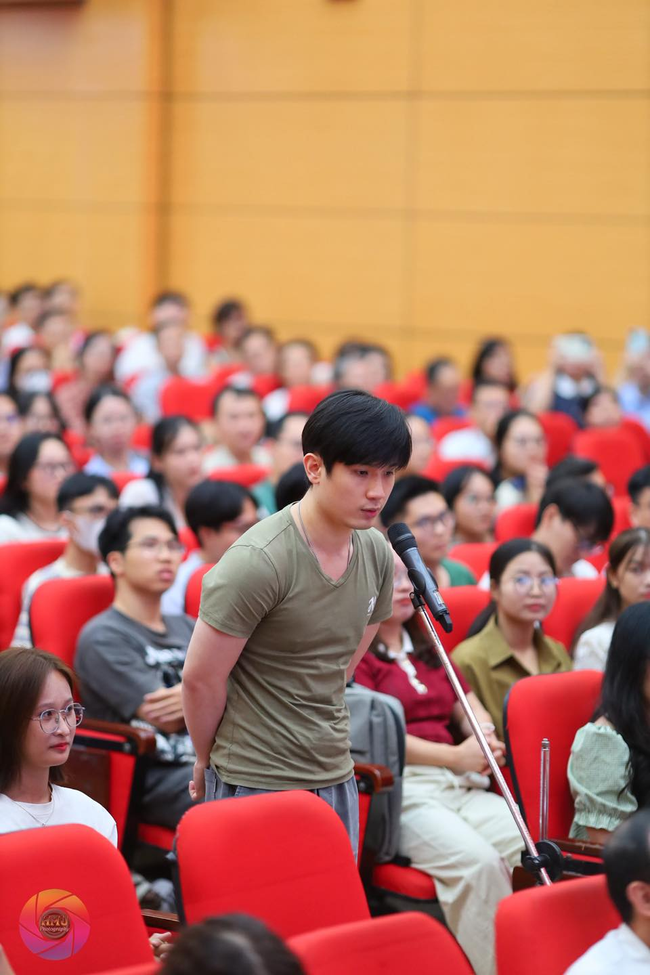 Chỉ xuất hiện vài giây, 2 Bác sĩ nội trú đã khiến cộng đồng mạng xao xuyến: Đã HỌC SIÊU GIỎI còn đẹp trai quá mức như này! - Ảnh 1. Chỉ xuất hiện vài giây, 2 Bác sĩ nội trú đã khiến cộng đồng mạng xao xuyến: Đã HỌC SIÊU GIỎI còn đẹp trai quá mức như này! - Ảnh 1.