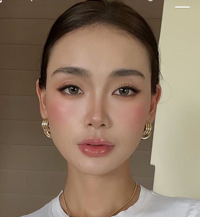 GenZ rần rần với trend makeup theo năm sinh: Layout nào hợp tuổi bạn nhất? - Ảnh 1. GenZ rần rần với trend makeup theo năm sinh: Layout nào hợp tuổi bạn nhất? - Ảnh 1.