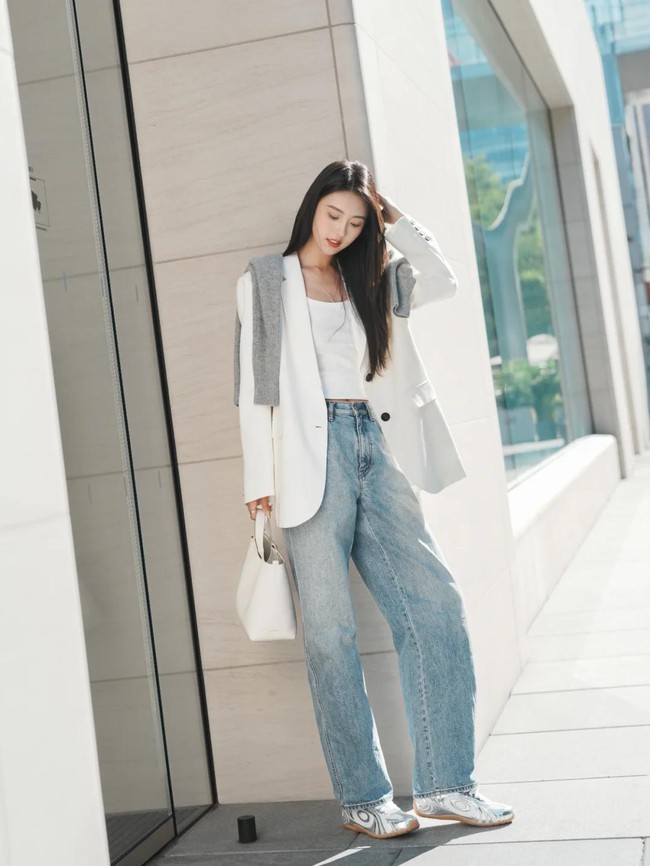 Blazer + quần jeans: Công thức phối đồ mùa xuân giúp phụ nữ 30+ vừa trẻ trung vừa sang trọng - Ảnh 4. Blazer + quần jeans: Công thức phối đồ mùa xuân giúp phụ nữ 30+ vừa trẻ trung vừa sang trọng - Ảnh 4.