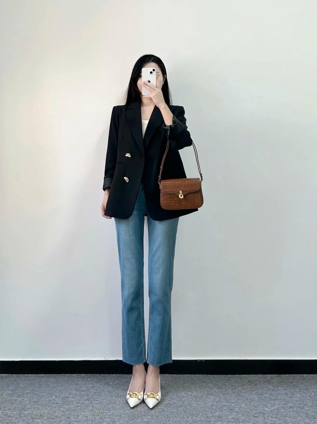 Blazer + quần jeans: Công thức phối đồ mùa xuân giúp phụ nữ 30+ vừa trẻ trung vừa sang trọng - Ảnh 7. Blazer + quần jeans: Công thức phối đồ mùa xuân giúp phụ nữ 30+ vừa trẻ trung vừa sang trọng - Ảnh 7.