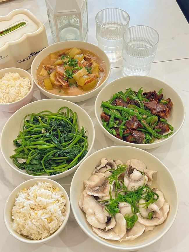 4 mâm cơm nhà đơn giản mà ngon "hết sảy", nấu nhanh lại đủ chất cho cả gia đình, đảm bảo nồi cơm sạch veo - Ảnh 1. 4 mâm cơm nhà đơn giản mà ngon "hết sảy", nấu nhanh lại đủ chất cho cả gia đình, đảm bảo nồi cơm sạch veo - Ảnh 1.
