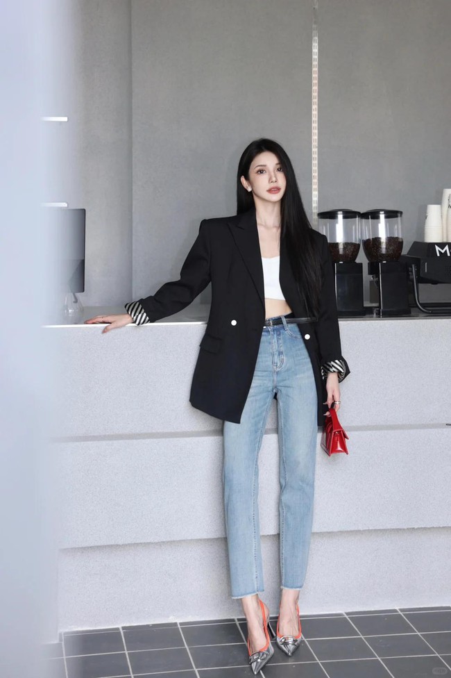 Blazer + quần jeans: Công thức phối đồ mùa xuân giúp phụ nữ 30+ vừa trẻ trung vừa sang trọng - Ảnh 5. Blazer + quần jeans: Công thức phối đồ mùa xuân giúp phụ nữ 30+ vừa trẻ trung vừa sang trọng - Ảnh 5.