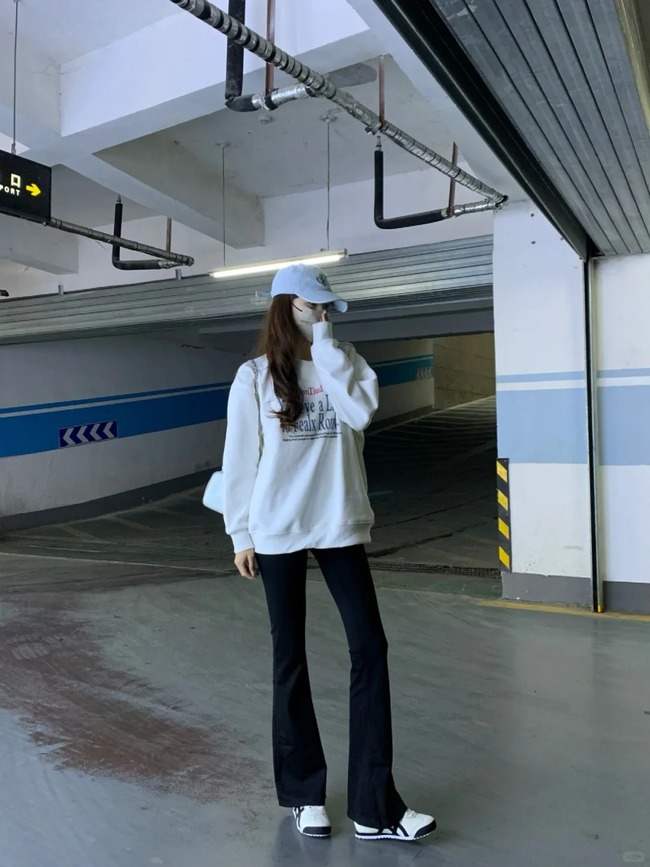 &quot;Quần jeans ống loe nhẹ&quot; bùng nổ mùa hè này! Giải mã 3 công thức phối đồ, vừa che khuyết điểm chân vừa giúp dáng thon gọn - Ảnh 9.