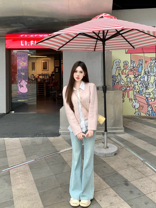 &quot;Quần jeans ống loe nhẹ&quot; bùng nổ mùa hè này! Giải mã 3 công thức phối đồ, vừa che khuyết điểm chân vừa giúp dáng thon gọn - Ảnh 2.