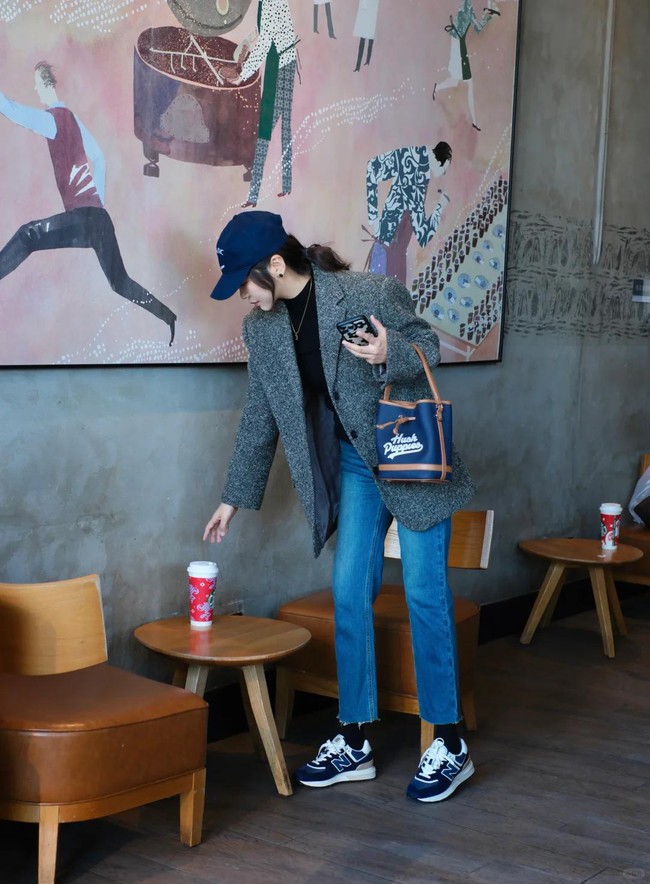 Blazer + quần jeans: Công thức phối đồ mùa xuân giúp phụ nữ 30+ vừa trẻ trung vừa sang trọng - Ảnh 3. Blazer + quần jeans: Công thức phối đồ mùa xuân giúp phụ nữ 30+ vừa trẻ trung vừa sang trọng - Ảnh 3.