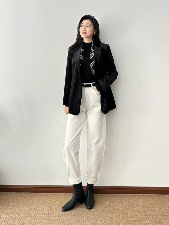 Blazer + quần jeans: Công thức phối đồ mùa xuân giúp phụ nữ 30+ vừa trẻ trung vừa sang trọng - Ảnh 10. Blazer + quần jeans: Công thức phối đồ mùa xuân giúp phụ nữ 30+ vừa trẻ trung vừa sang trọng - Ảnh 10.
