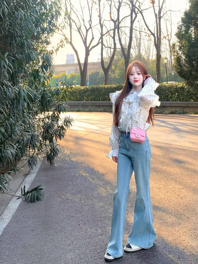 &quot;Quần jeans ống loe nhẹ&quot; bùng nổ mùa hè này! Giải mã 3 công thức phối đồ, vừa che khuyết điểm chân vừa giúp dáng thon gọn - Ảnh 1.
