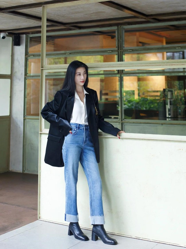 Blazer + quần jeans: Công thức phối đồ mùa xuân giúp phụ nữ 30+ vừa trẻ trung vừa sang trọng - Ảnh 8. Blazer + quần jeans: Công thức phối đồ mùa xuân giúp phụ nữ 30+ vừa trẻ trung vừa sang trọng - Ảnh 8.