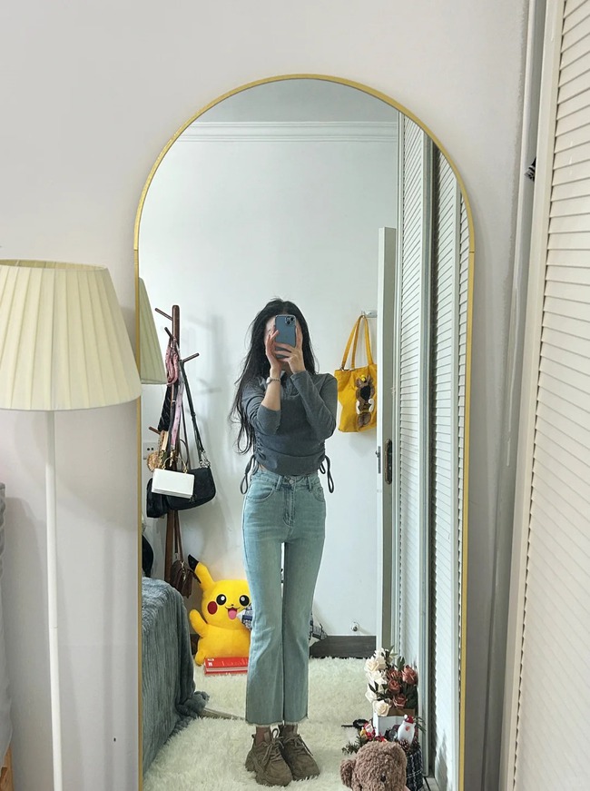&quot;Quần jeans ống loe nhẹ&quot; bùng nổ mùa hè này! Giải mã 3 công thức phối đồ, vừa che khuyết điểm chân vừa giúp dáng thon gọn - Ảnh 5.