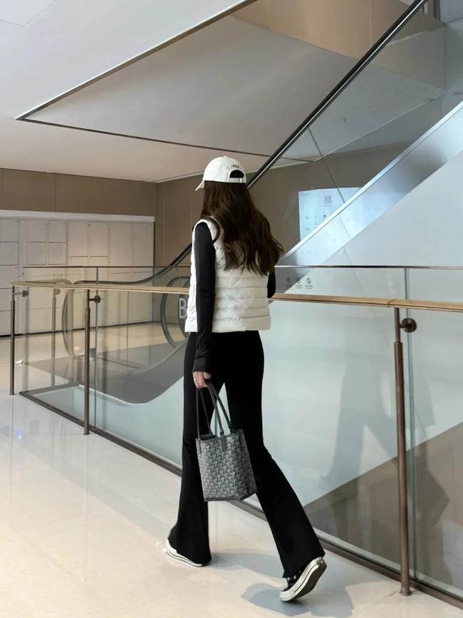 &quot;Quần jeans ống loe nhẹ&quot; bùng nổ mùa hè này! Giải mã 3 công thức phối đồ, vừa che khuyết điểm chân vừa giúp dáng thon gọn - Ảnh 11.