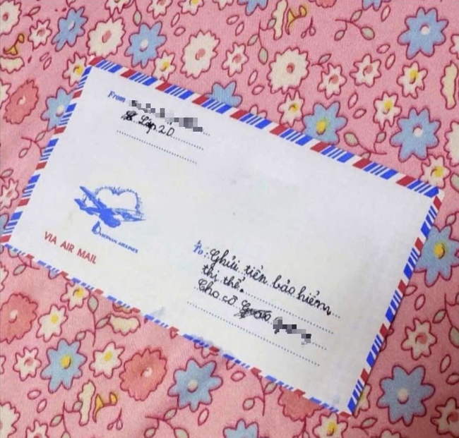 Xin tiền nộp &quot;bảo hiểm thân thể&quot;, học sinh lớp 2 viết sai 1 từ khiến cô giáo đứng hình: Mở phong bì mà tim đập thình thịch - Ảnh 1.