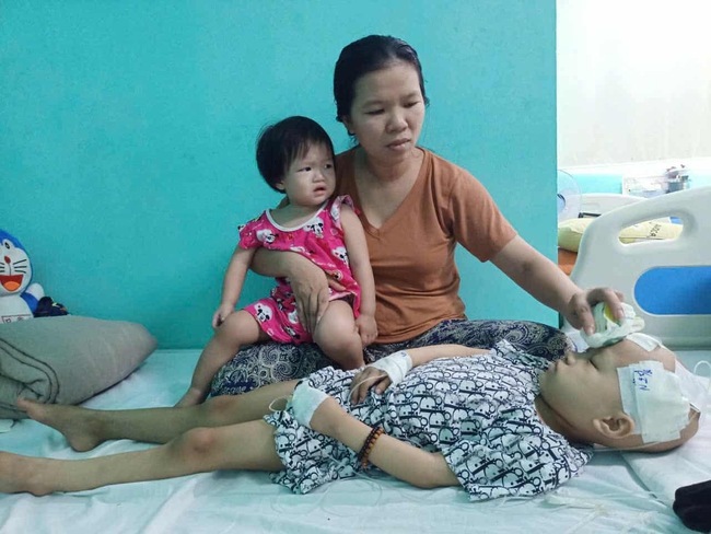 Người mẹ mong níu giữ sự sống cho con trai 5 tuổi mắc bệnh hiểm nghèo - Ảnh 1. Người mẹ mong níu giữ sự sống cho con trai 5 tuổi mắc bệnh hiểm nghèo - Ảnh 1.