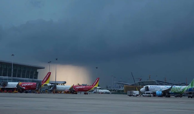 Nguyên nhân hàng chục chuyến bay đến Nội Bài bay vòng chờ, hạ cánh sân bay khác - Ảnh 1.