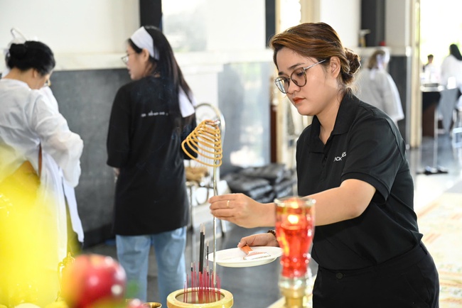 Khoảnh khắc ám ảnh của cô gái làm nghề tang lễ: Trang điểm cho học sinh lớp 6 và chiếc khăn quàng đỏ cuối cùng - Ảnh 5. Khoảnh khắc ám ảnh của cô gái làm nghề tang lễ: Trang điểm cho học sinh lớp 6 và chiếc khăn quàng đỏ cuối cùng - Ảnh 5.