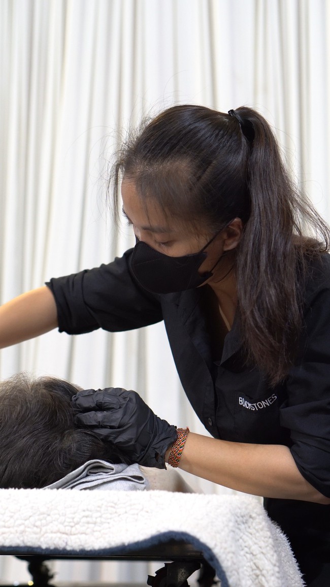 Khoảnh khắc ám ảnh của cô gái làm nghề tang lễ: Trang điểm cho học sinh lớp 6 và chiếc khăn quàng đỏ cuối cùng - Ảnh 2. Khoảnh khắc ám ảnh của cô gái làm nghề tang lễ: Trang điểm cho học sinh lớp 6 và chiếc khăn quàng đỏ cuối cùng - Ảnh 2.