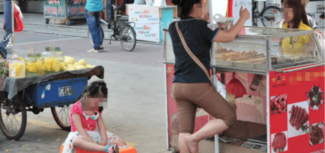 Nhìn thấy hai mẹ con ở quầy hàng ăn, tôi chợt hiểu tại sao có những đứa trẻ cả đời không thể trở nên giàu có - Ảnh 1.