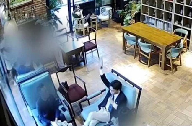 Luật sư: Cả người đấm và "tổng tài" ra hiệu đánh nhân viên quán cà phê có thể đối diện mức phạt nào? - Ảnh 2. Luật sư: Cả người đấm và "tổng tài" ra hiệu đánh nhân viên quán cà phê có thể đối diện mức phạt nào? - Ảnh 2.